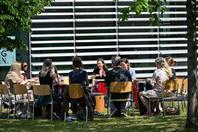 On 14 May 2022, Hochschule Düsseldorf – University of Applied Sciences (HSD) could finally celebrate its 50th anniversary – and the response exceeded everything all organisers had hoped for: Several thousand people came to celebrate during the day and well into the night, creating a unique atmosphere on campus and enjoying wonderful weather.